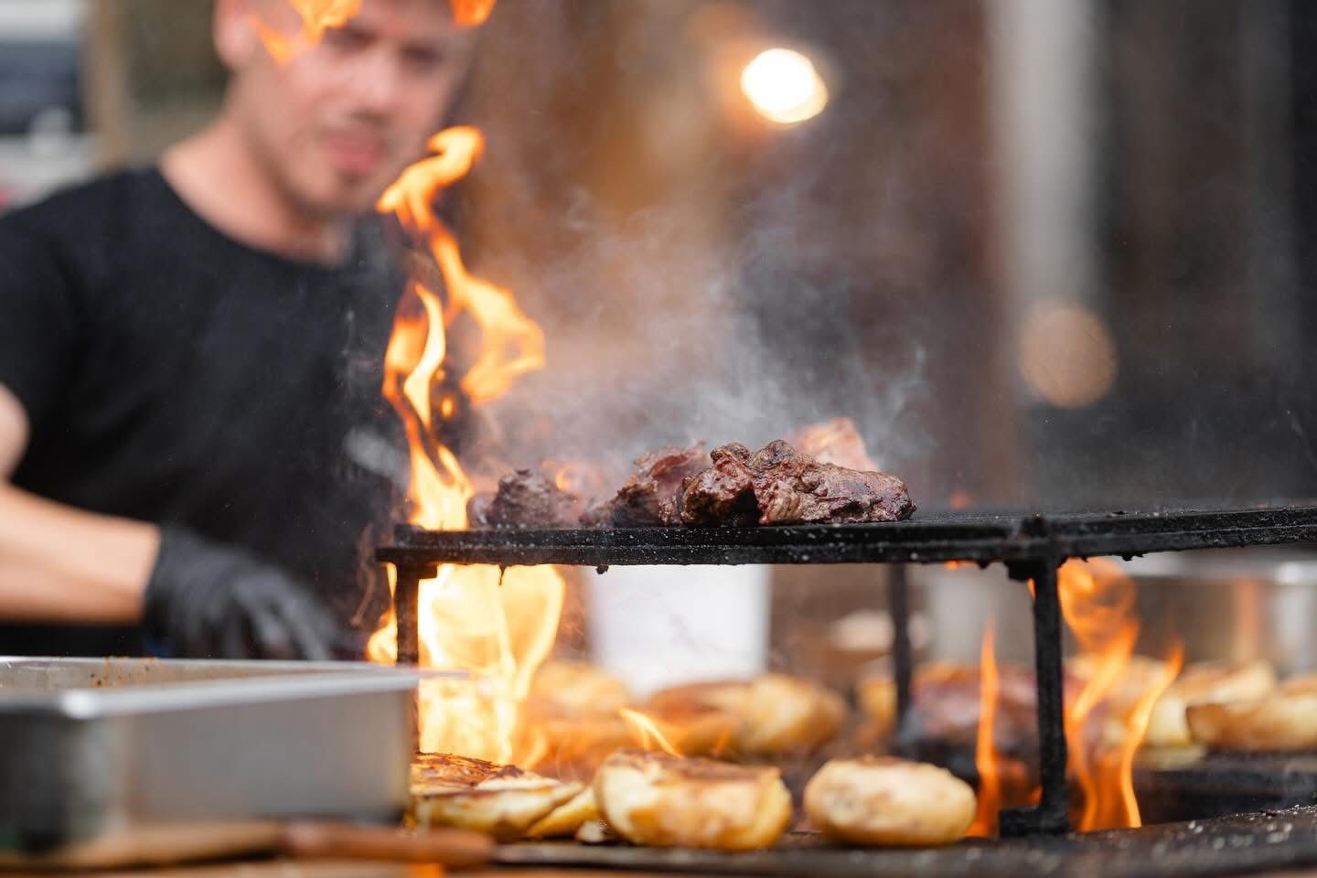 Flacără vie peste grătar