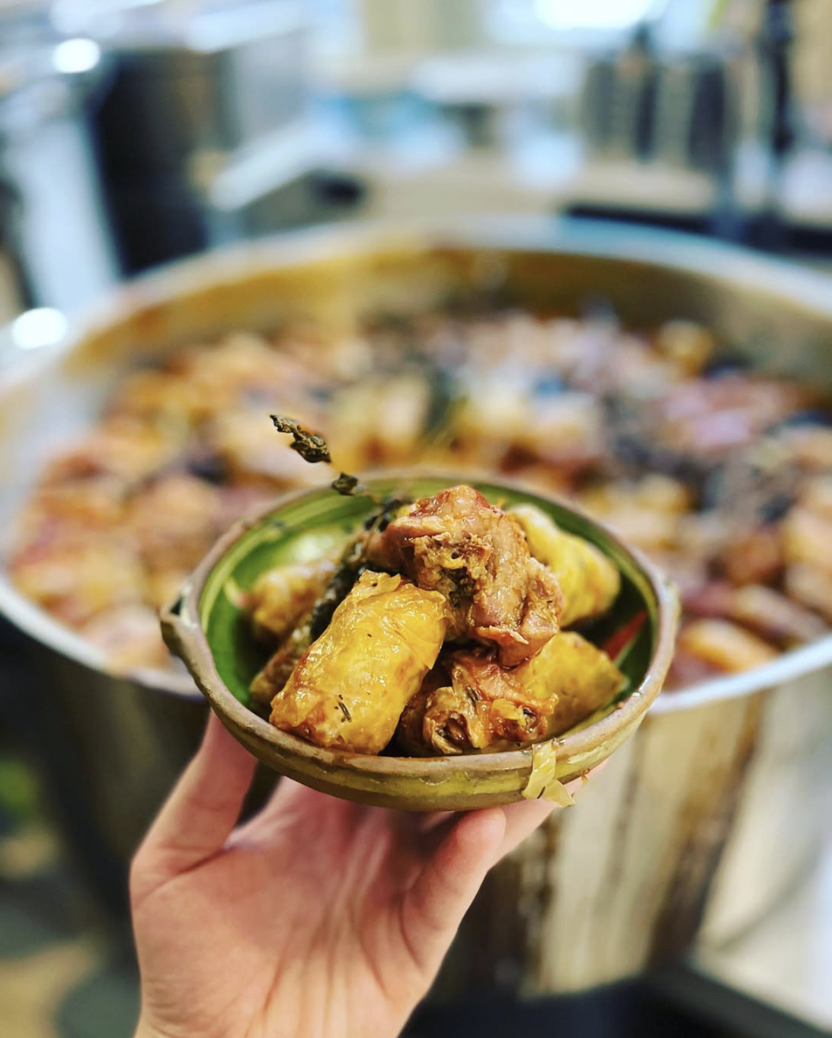 Bol cu preparat cald servit direct dintr-un vas mare de eveniment