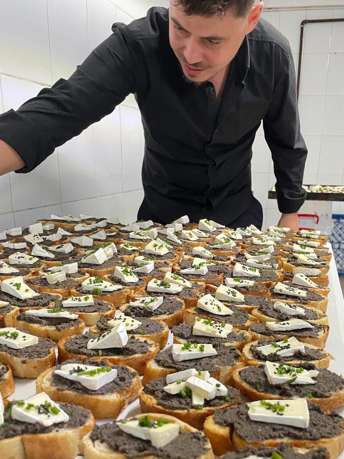 Alex pregătind tartine artizanale pentru un eveniment