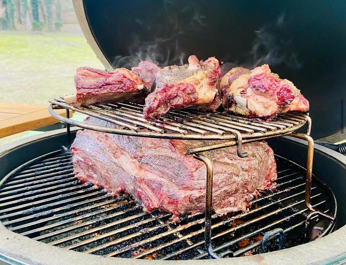 Coaste de vită afumate pe grătar kamado